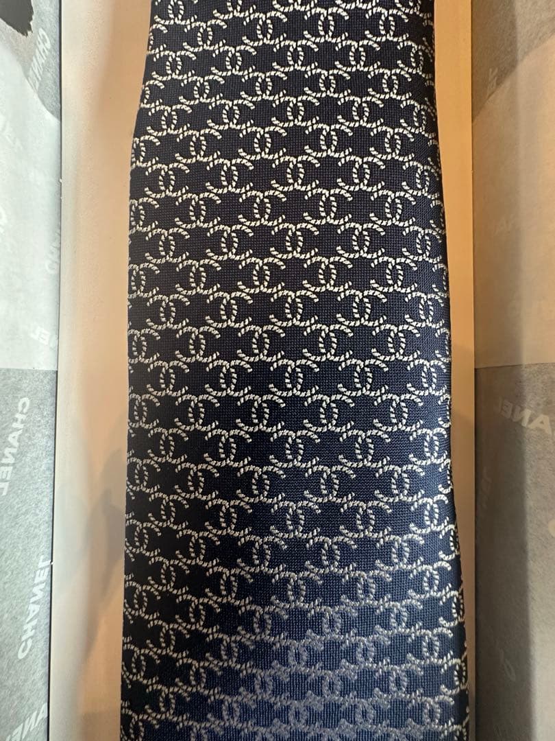 シャネル　ネクタイ箱付きネイビー