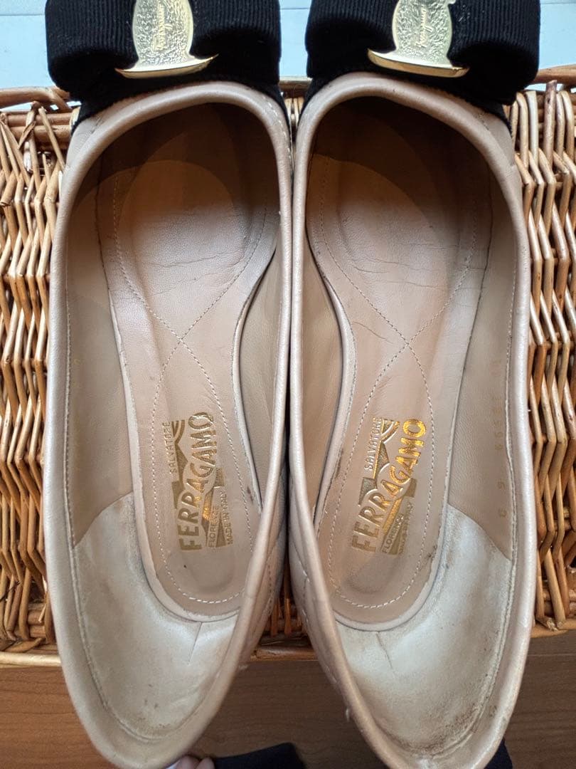 【美品】23.5フェラガモ　リボン　ローヒール　フラットピンク6D【専用袋付き】