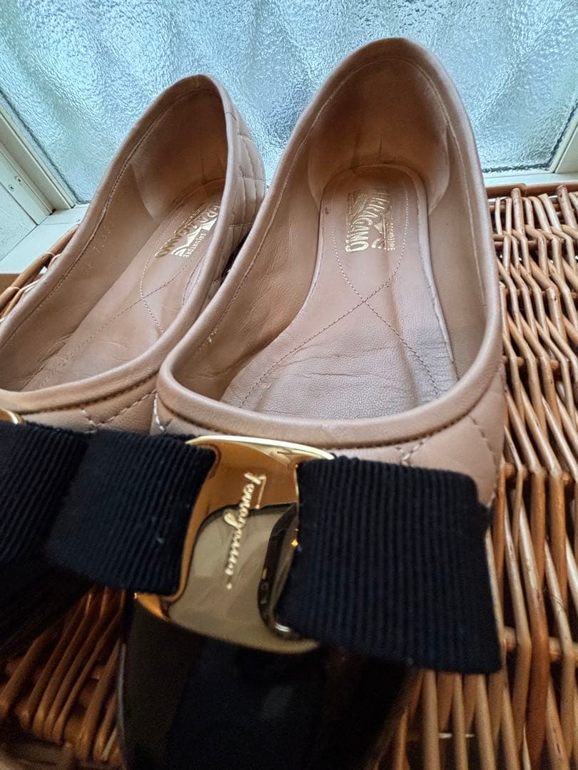 【美品】23.5フェラガモ　リボン　ローヒール　フラットピンク6D【専用袋付き】