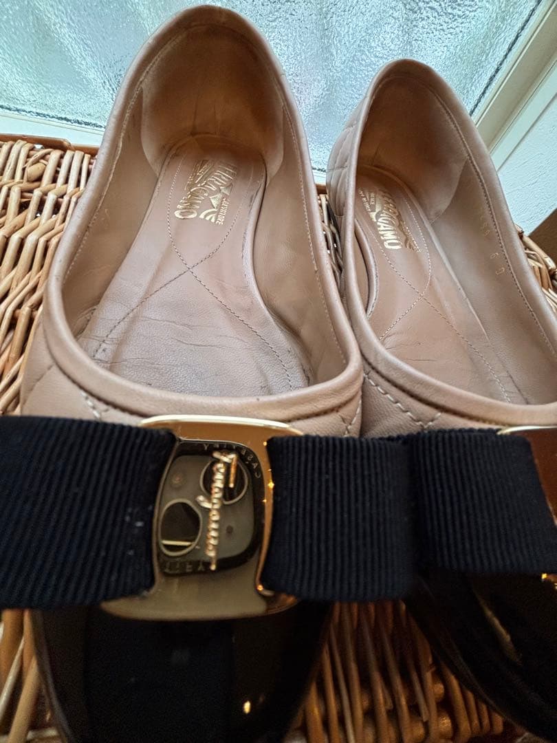 【美品】23.5フェラガモ　リボン　ローヒール　フラットピンク6D【専用袋付き】