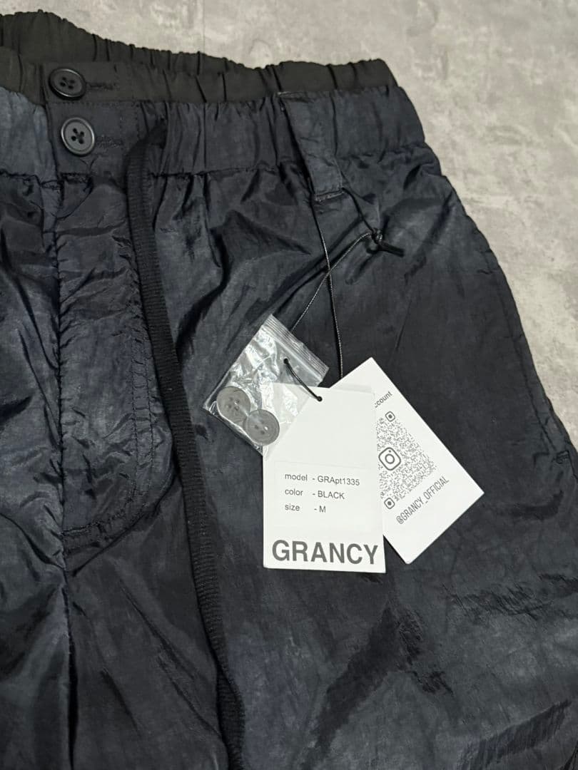 【タグ付き美品】【GRANCY】ボタンレイヤードデザインナイロンパンツ　Мサイズ