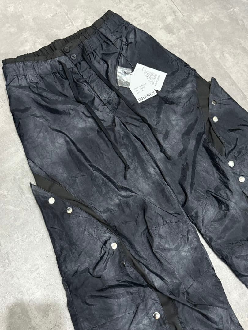 【タグ付き美品】【GRANCY】ボタンレイヤードデザインナイロンパンツ　Мサイズ