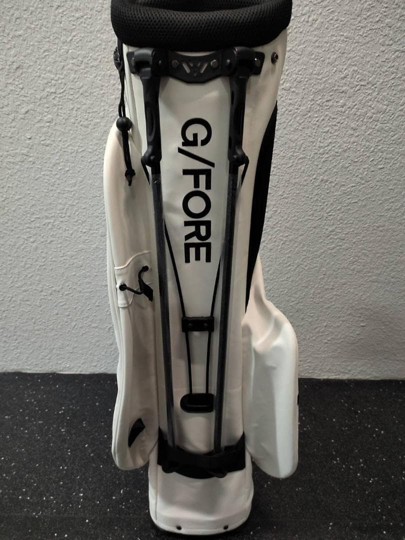 G/FORE ホワイトキャディバッグ スカルロゴ付き