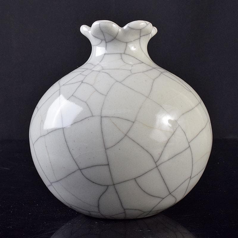 中国　大清乾隆年製款　哥窯　白磁　金糸鉄線　氷裂文　花口瓶　M　8020E