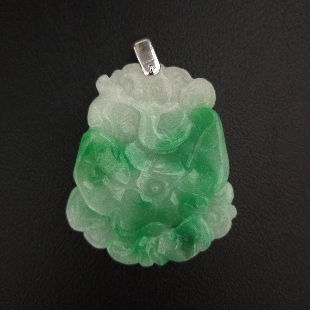 希少　Pt900 刻印　翡翠 ？花彫刻 ペンダント 美品