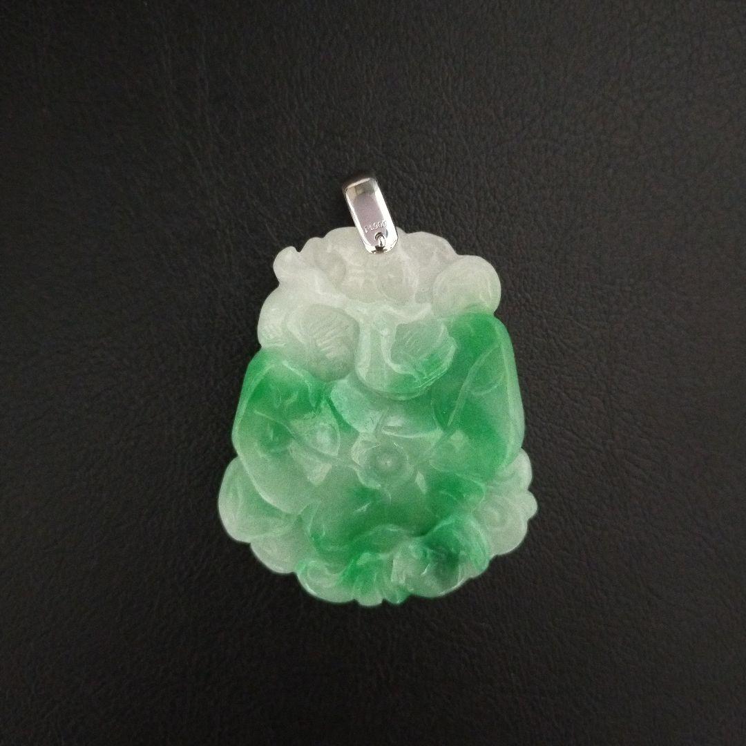 希少　Pt900 刻印　翡翠 ？花彫刻 ペンダント 美品