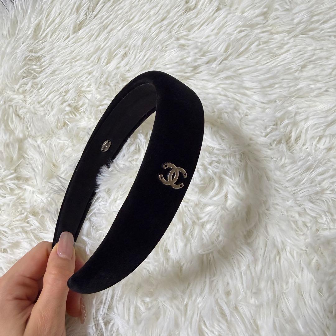 美品 シャネルベロアカチューシャ 黒ノベルティ シルバーロゴヘアバンド