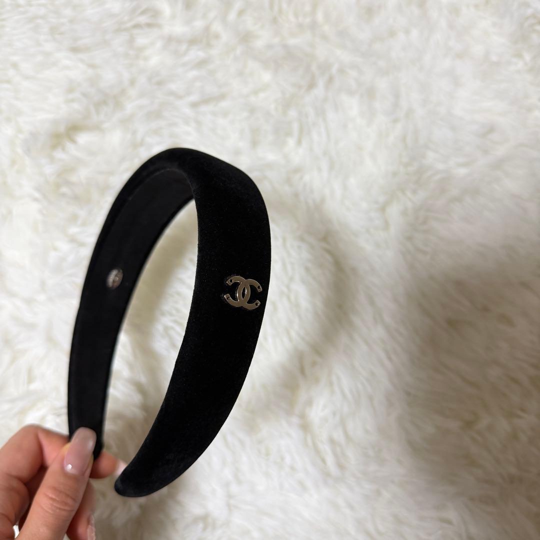 美品 シャネルベロアカチューシャ 黒ノベルティ シルバーロゴヘアバンド