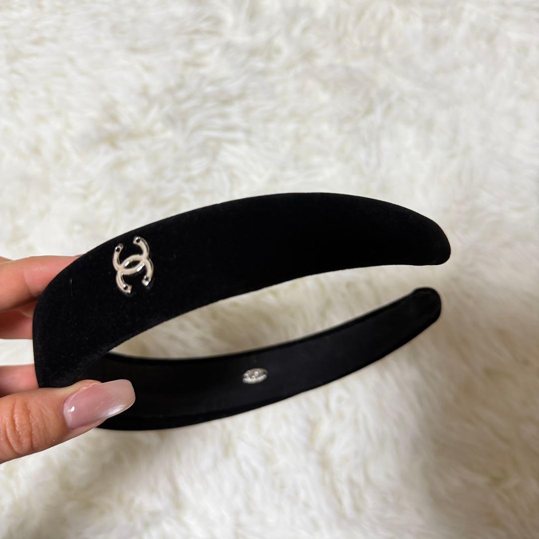 美品 シャネルベロアカチューシャ 黒ノベルティ シルバーロゴヘアバンド