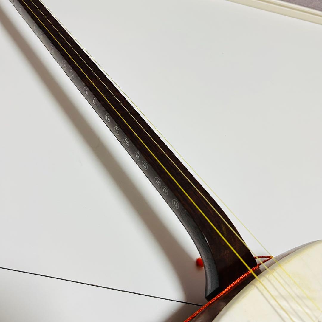 【超高級 美品】三味線 中棹 紅木 プロ仕様 正寸 天然皮 付属品多数あり