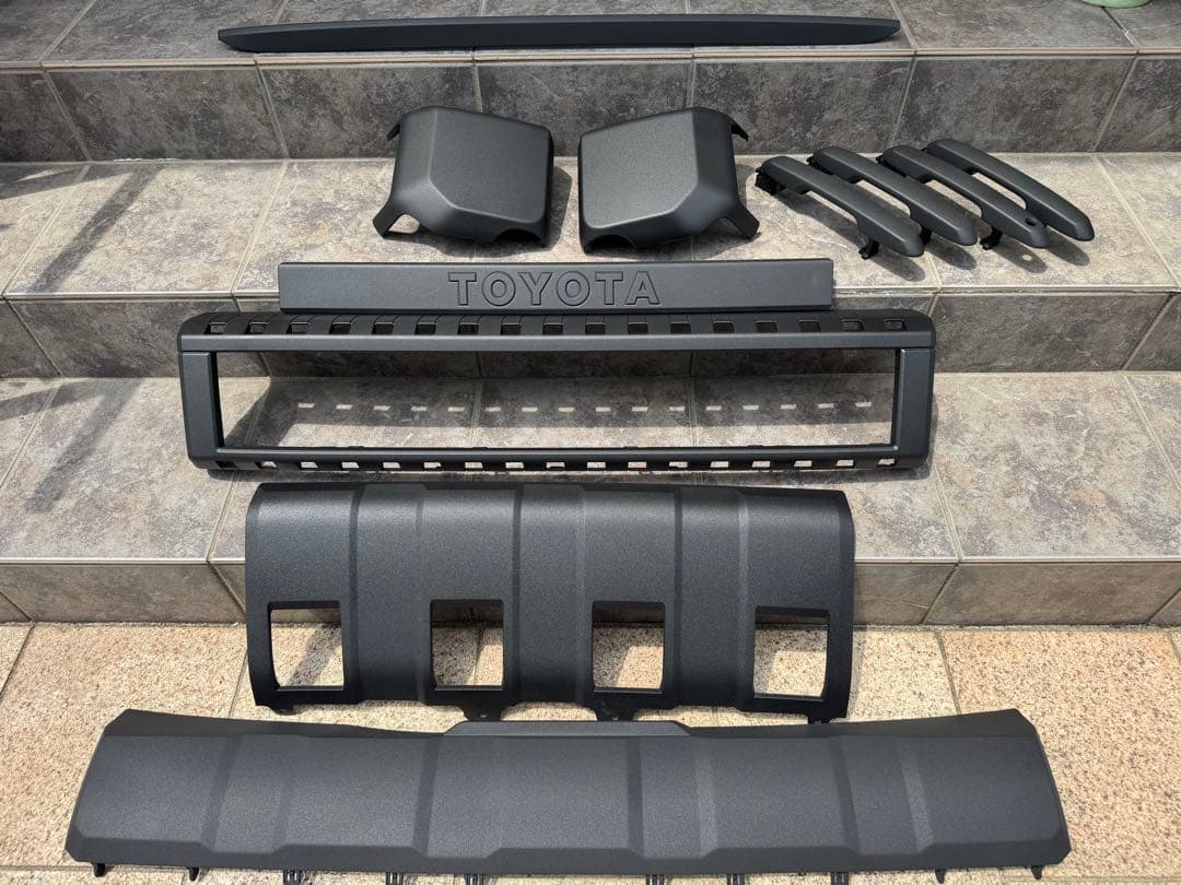 ②ランドクルーザー　250 グリル　フルセット　ラプターライナー塗装