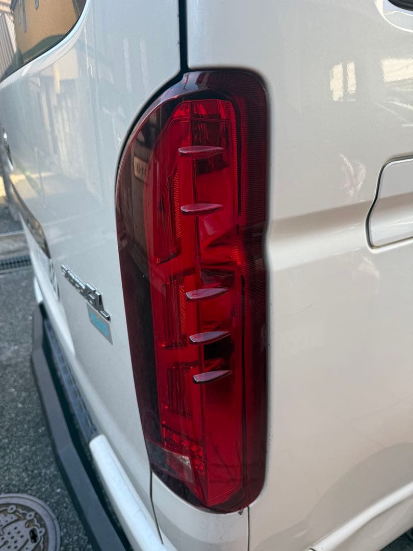 ハイエース200 流れるテールLED