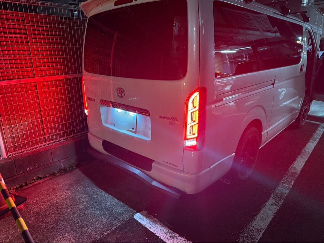 ハイエース200 流れるテールLED