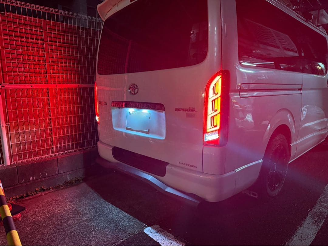 ハイエース200 流れるテールLED