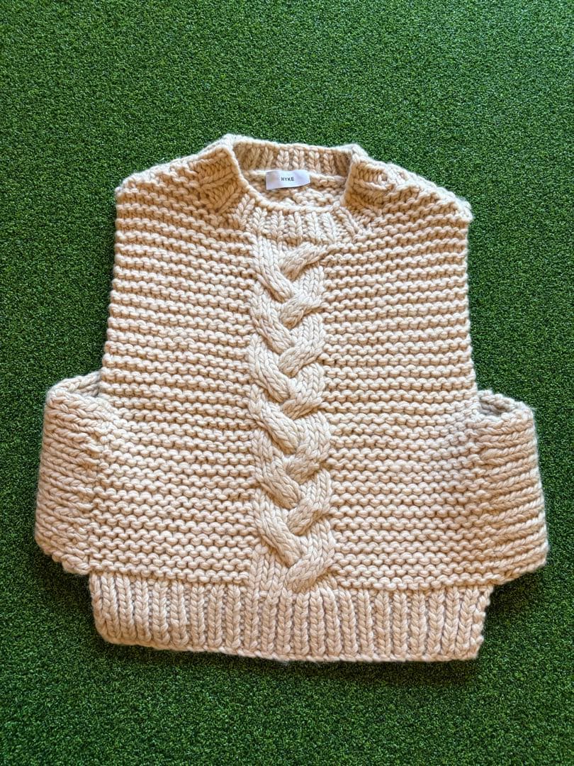 HYKE CABLE-KNIT CROPPED VEST ケーブルニットベスト