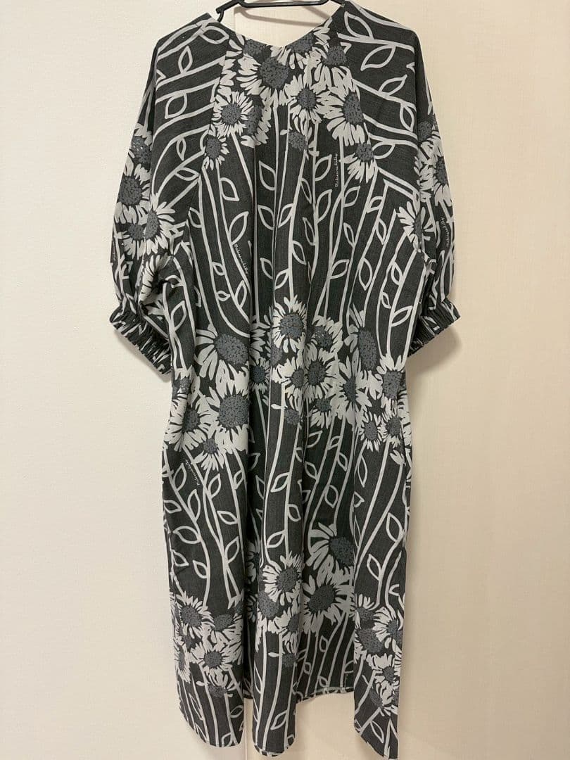 ク*ン様 Makana na Kathy ソレイユプリントワンピース ブラック