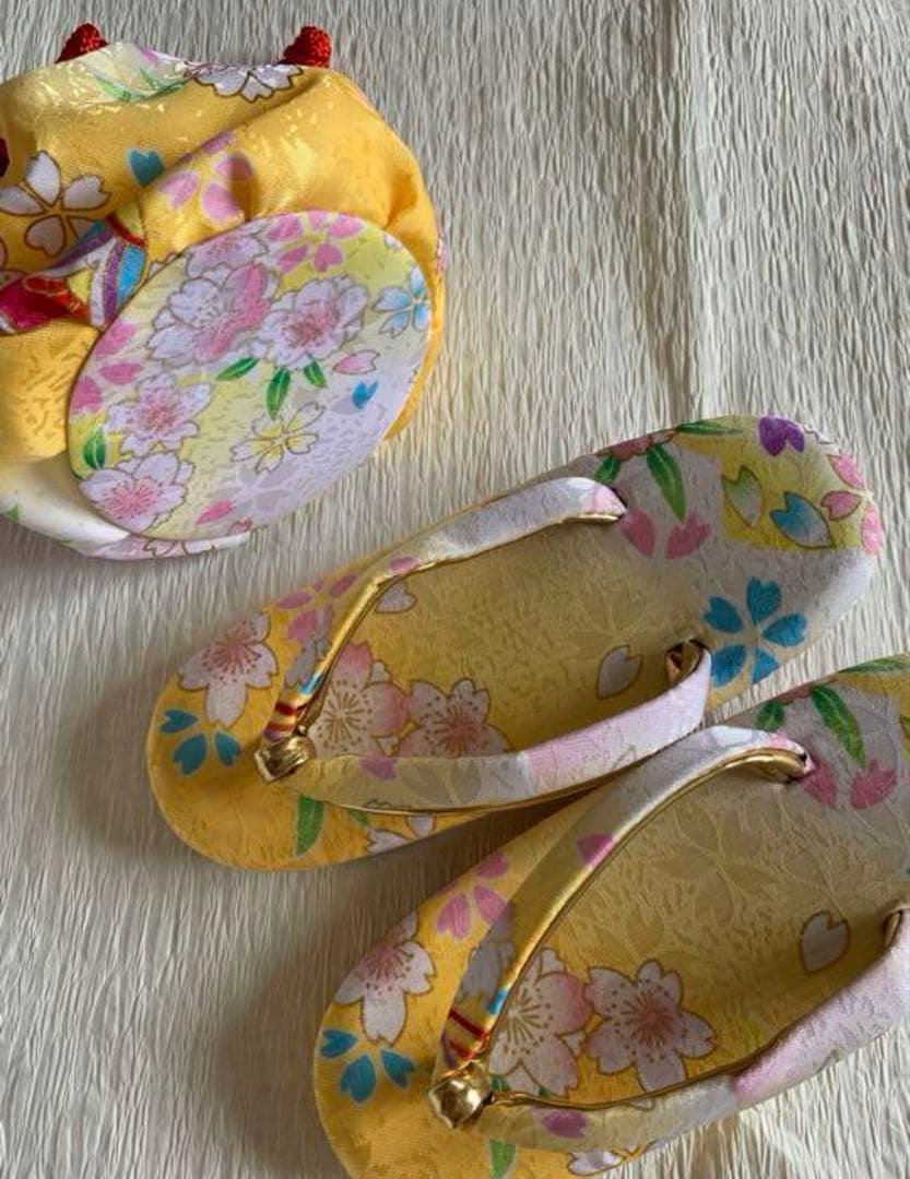 七五三に★明るい黄色に鞠と桜の着物　三歳のお祝い着　髪飾り付き