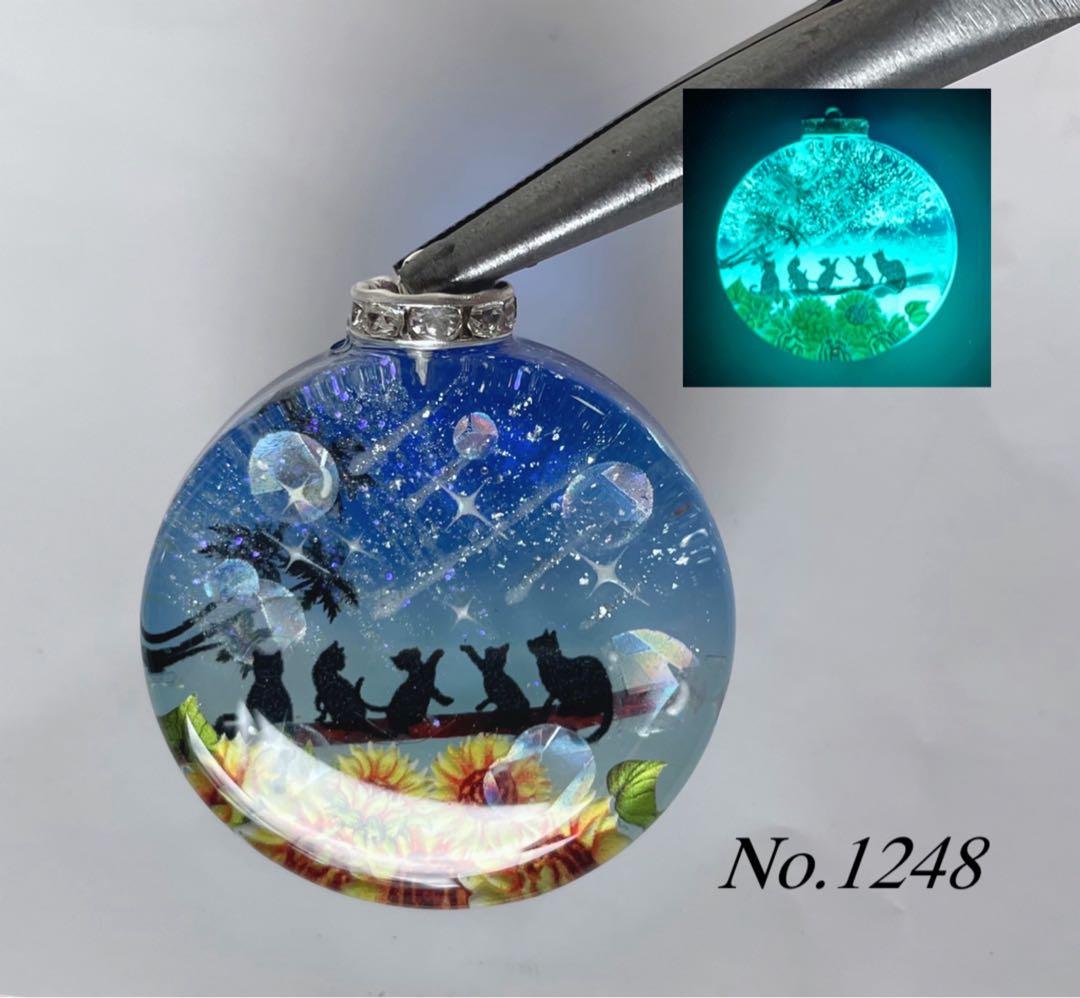 RUKURUKU/夢の国のうさぎ　お城　薔薇　蓄光　オルゴナイトネックレス