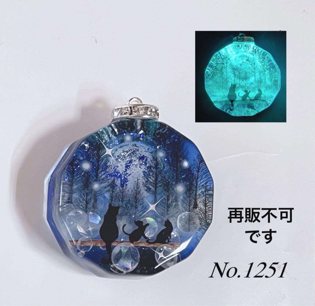 RUKURUKU/夢の国のうさぎ　お城　薔薇　蓄光　オルゴナイトネックレス