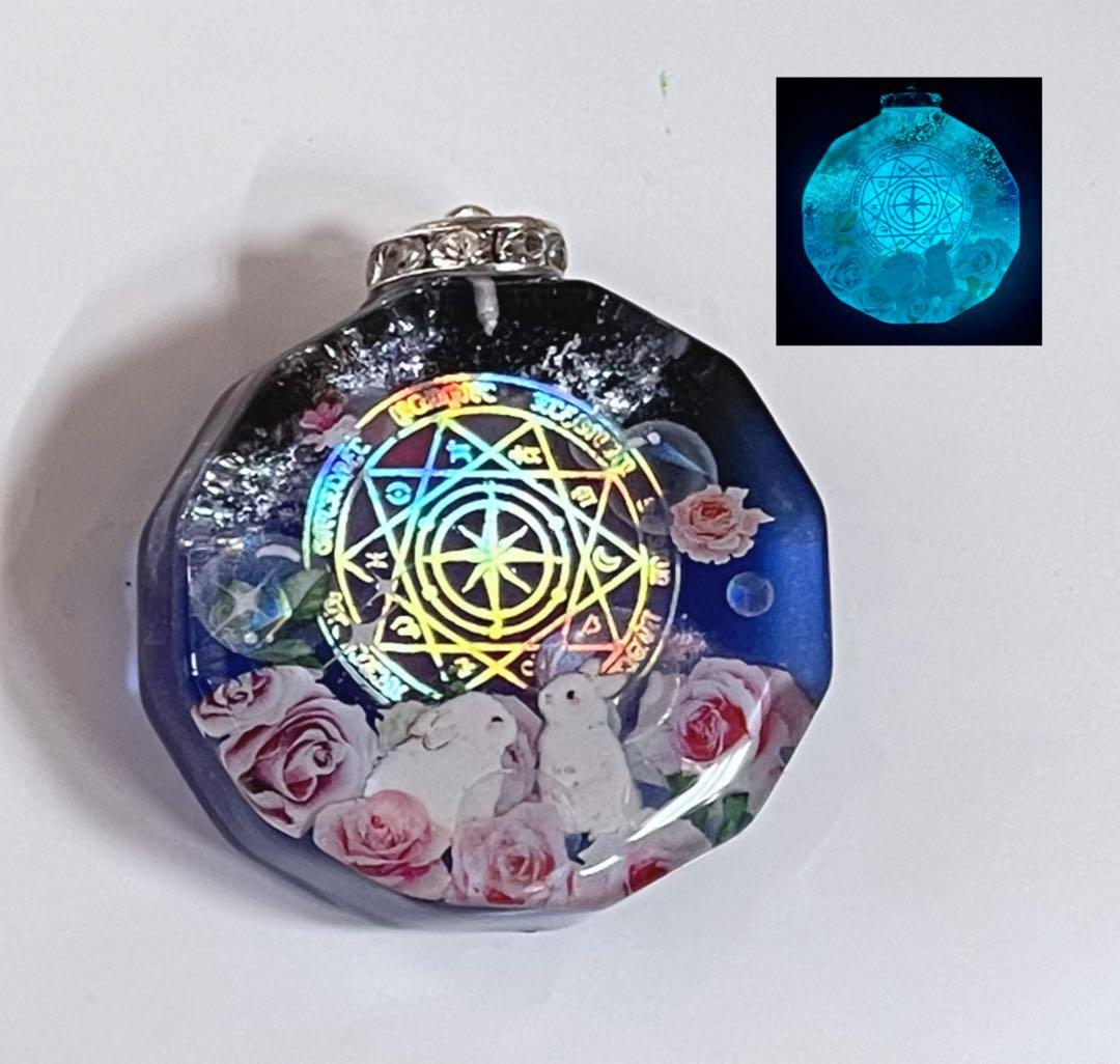 RUKURUKU/夢の国のうさぎ　お城　薔薇　蓄光　オルゴナイトネックレス