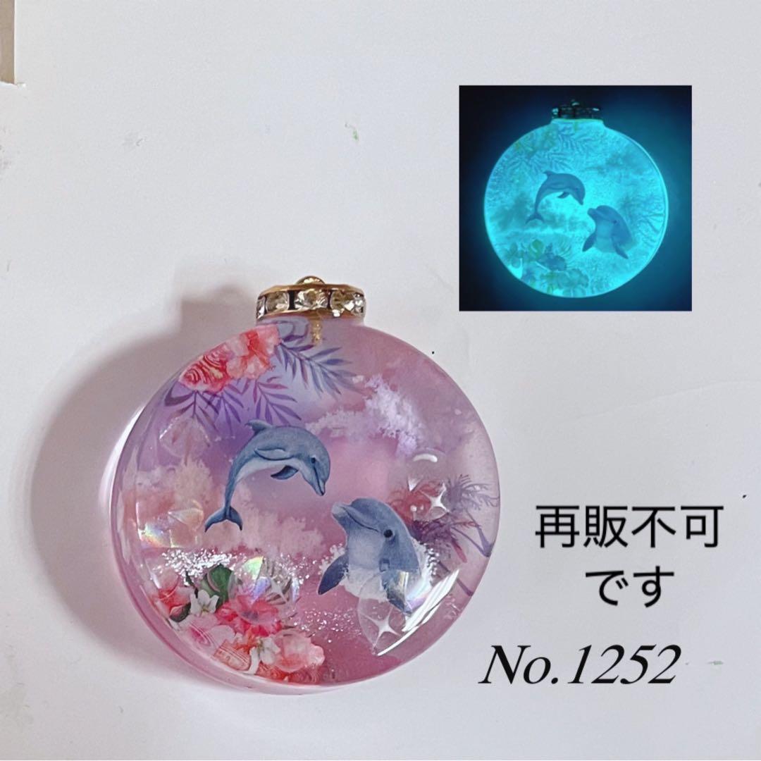 RUKURUKU/夢の国のうさぎ　お城　薔薇　蓄光　オルゴナイトネックレス