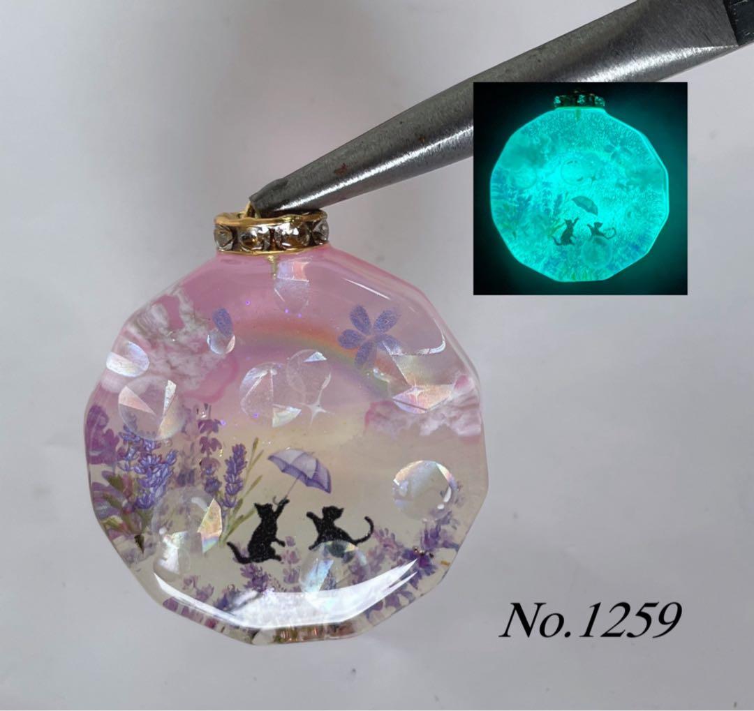 RUKURUKU/夢の国のうさぎ　お城　薔薇　蓄光　オルゴナイトネックレス