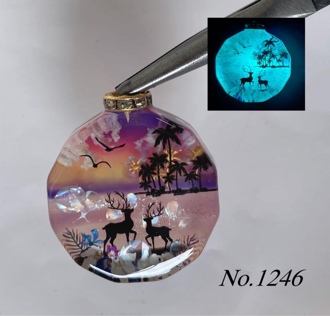 RUKURUKU/夢の国のうさぎ　お城　薔薇　蓄光　オルゴナイトネックレス