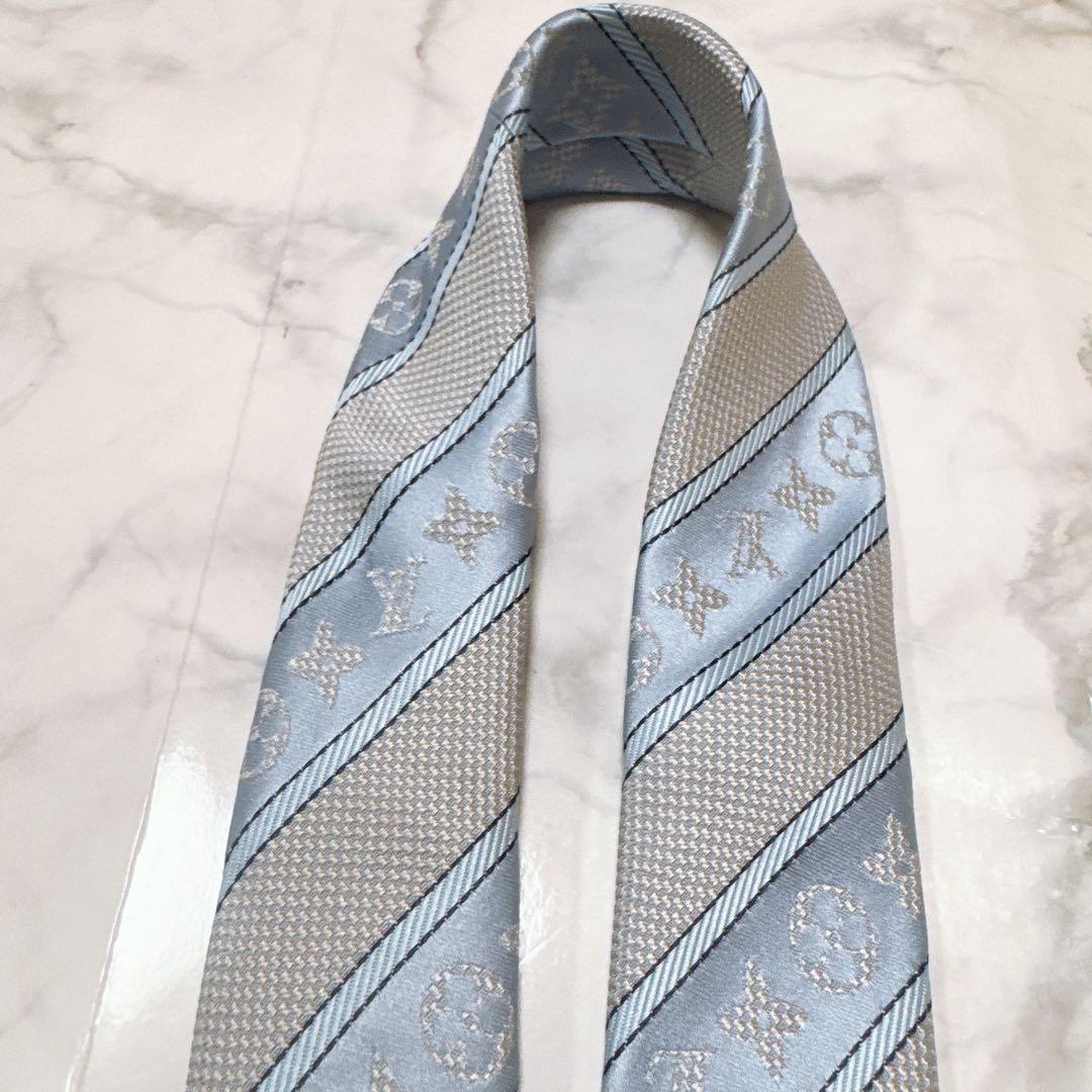 LOUIS VUITTON ライトブルー ネクタイ　モノグラム　レジメンタル