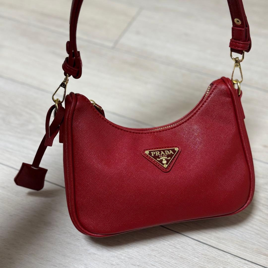 M*様 PRADA レッド ノベルティショルダーバッグ