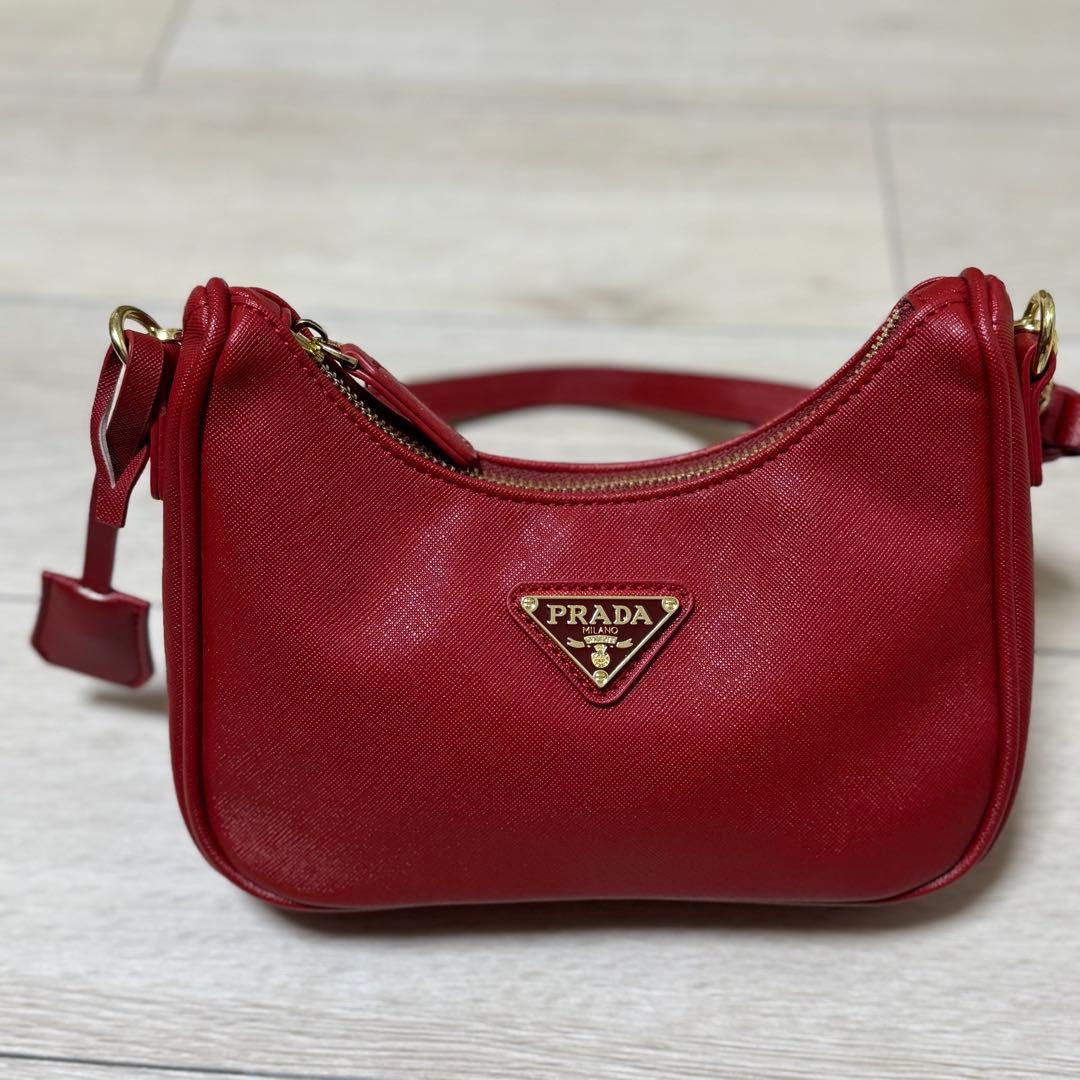 M*様 PRADA レッド ノベルティショルダーバッグ