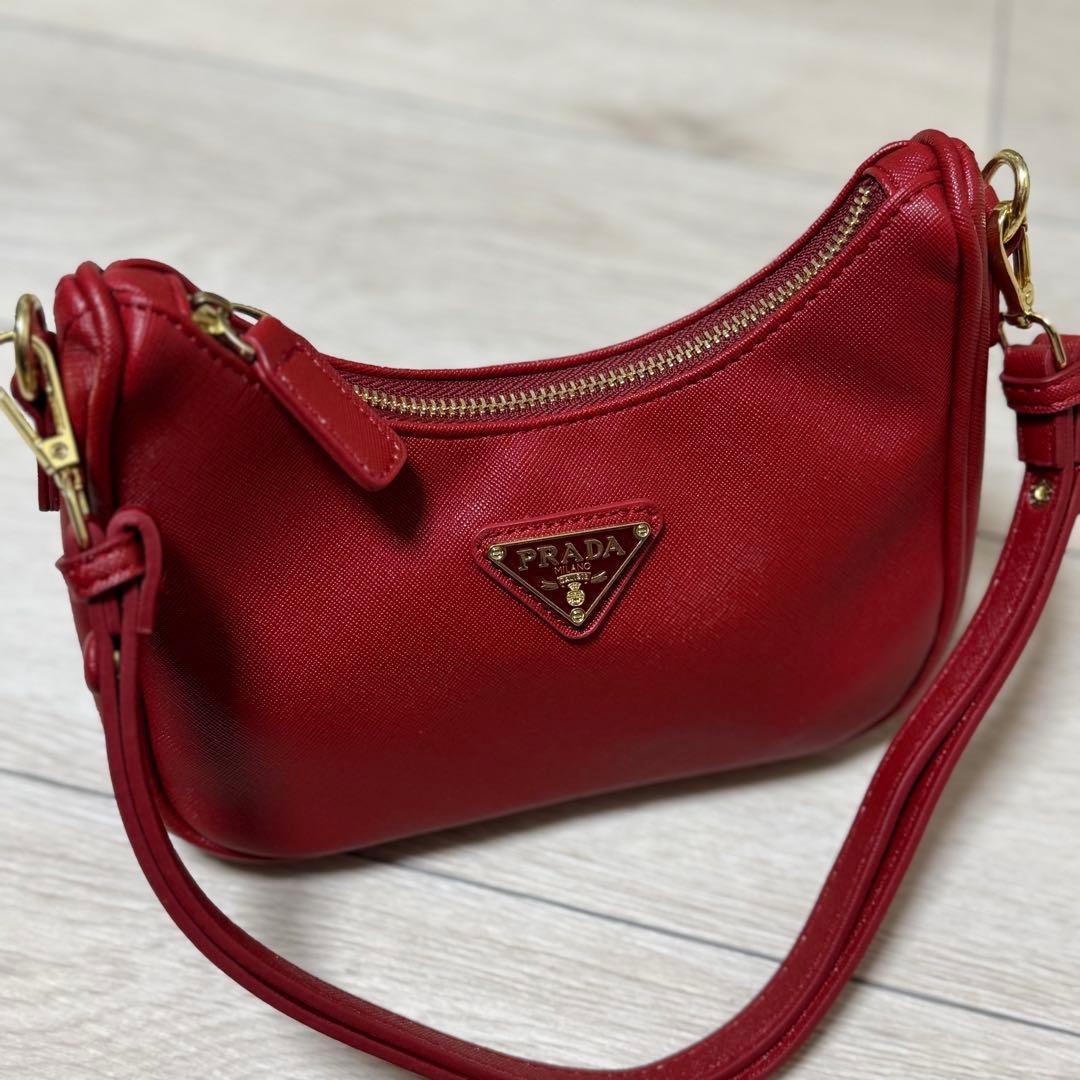 M*様 PRADA レッド ノベルティショルダーバッグ