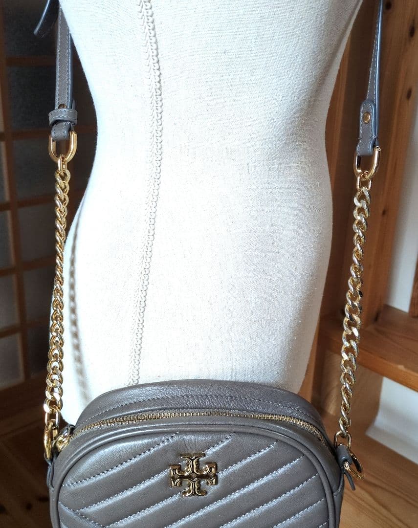 トリーバーチ♥キラシェブロン　カメラバッグ　グレーヘロン　ブラウン系