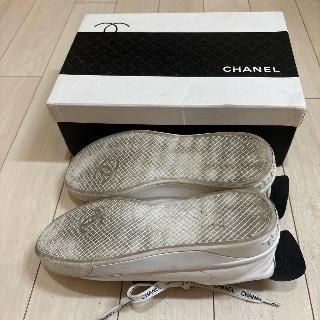 AromaCHANEL ホワイトスニーカーロゴ