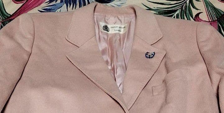 美品●ハーディエイミス●カシミヤ100％●ジャケット●ピンク色●猫ブローチ付き