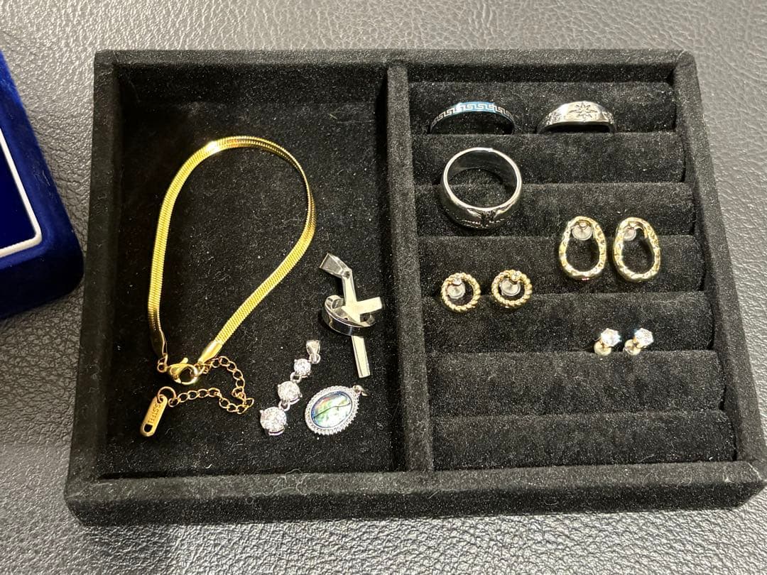 T*M様 生前整理アクセサリーまとめ売りとCOACHの財布