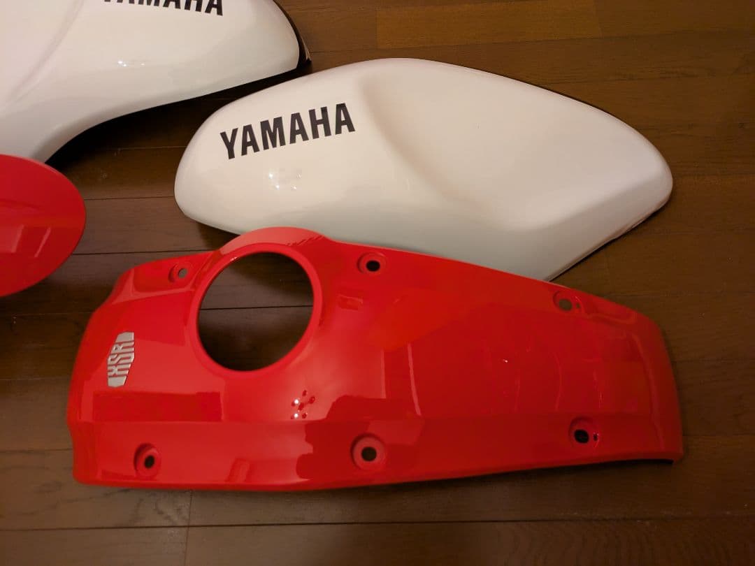 YAMAHA XSR900 タンクカバー 赤 白 4点セット