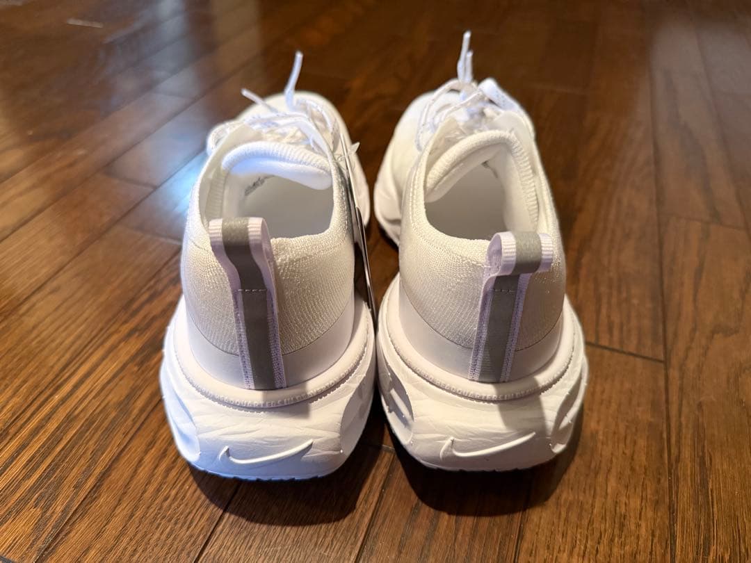 ナイキNIKE インヴィンシブルラン3 限定オールホワイトカラー 26.5CM