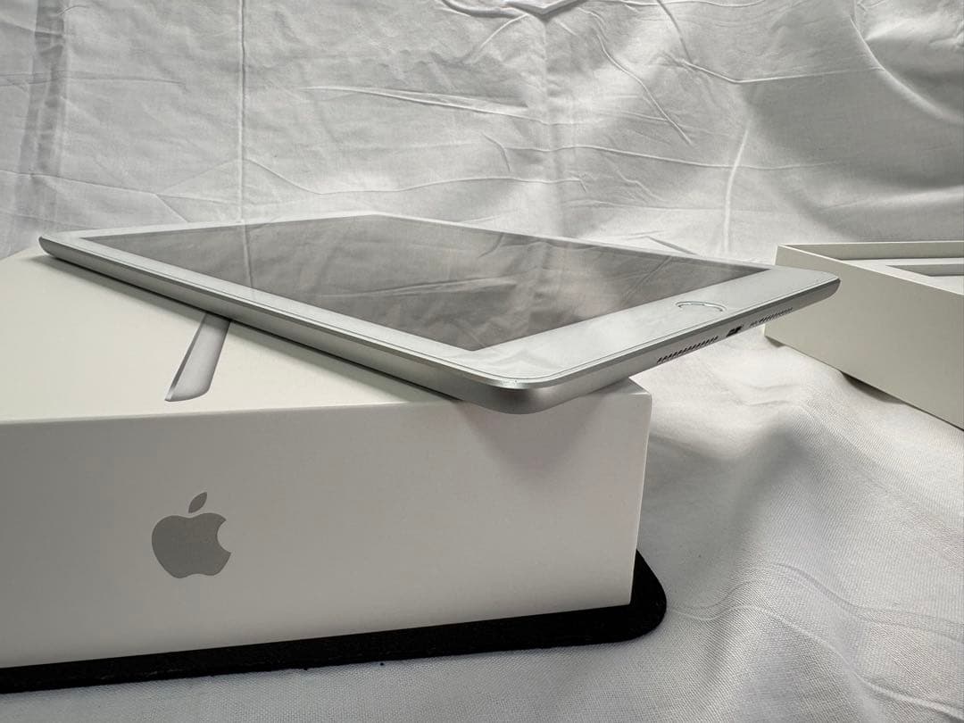 【美品】iPad 第6世代 128GB Wi-Fi シルバー（箱美品・おまけ付）