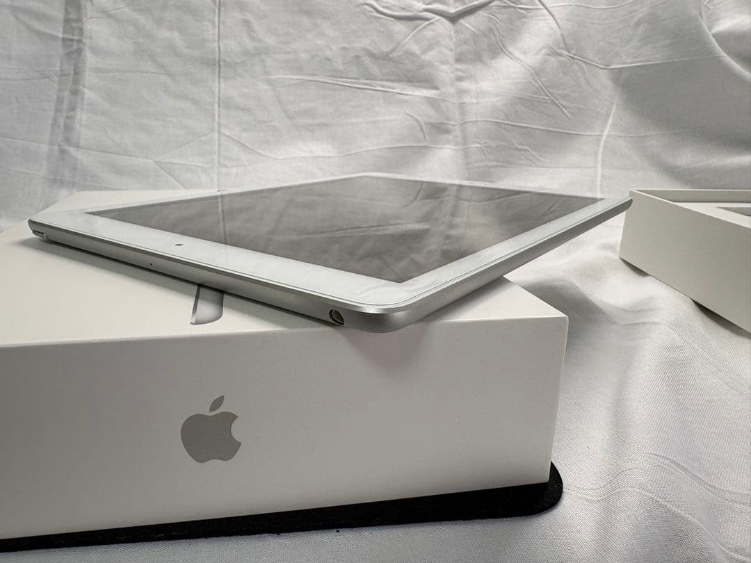 【美品】iPad 第6世代 128GB Wi-Fi シルバー（箱美品・おまけ付）