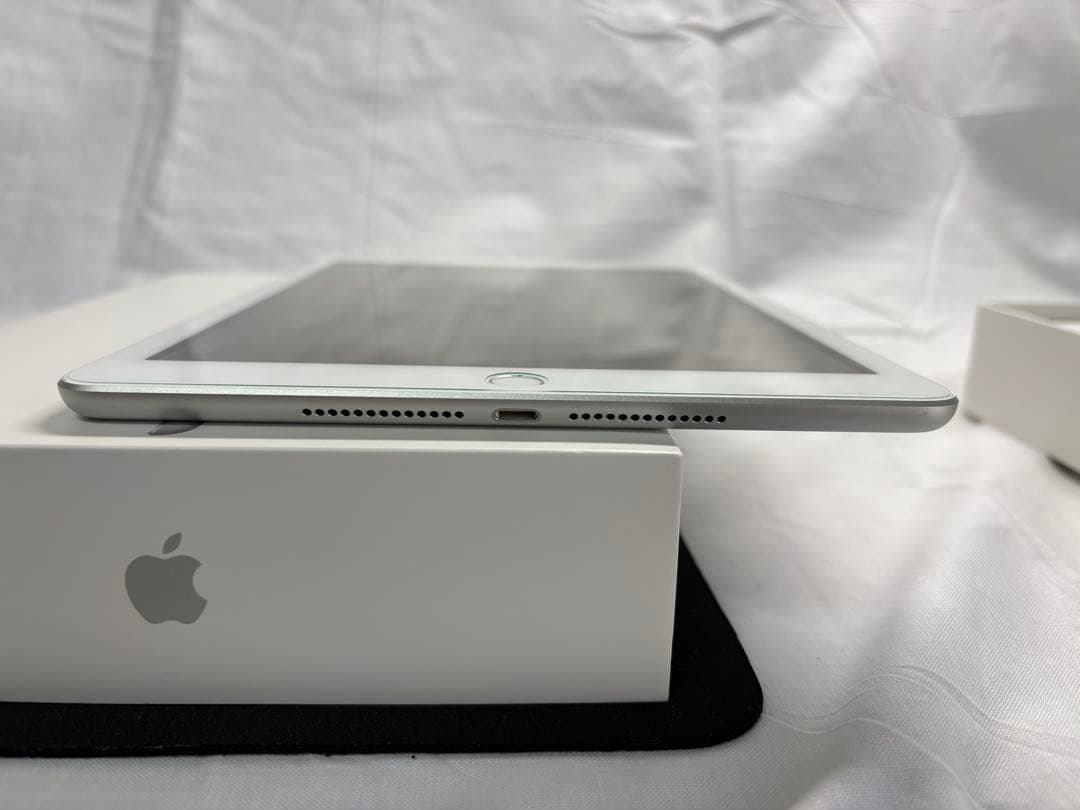 【美品】iPad 第6世代 128GB Wi-Fi シルバー（箱美品・おまけ付）