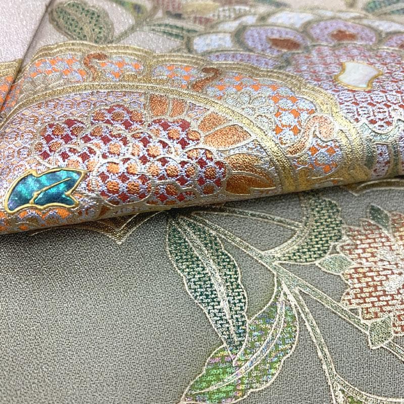 512mh46〇三松取扱い 訪問着 銀通し 金彩 螺鈿 宝相華 花 くすみ〇美品