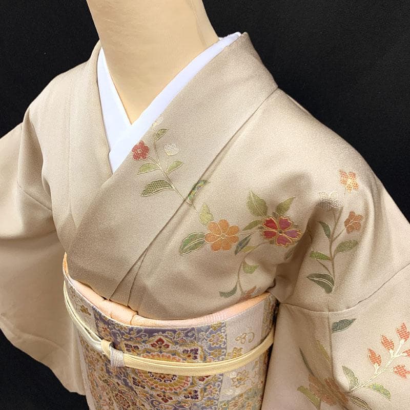 512mh46〇三松取扱い 訪問着 銀通し 金彩 螺鈿 宝相華 花 くすみ〇美品