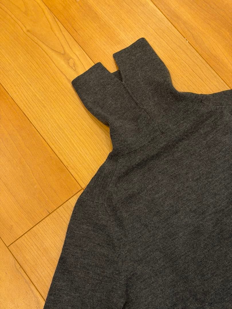 【美品】theory luxeタートルネックニットワンピース/38/チャコール