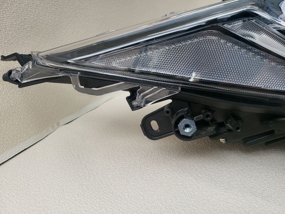 A*l様 カローラツーリング　スポーツ　右ヘッドライト