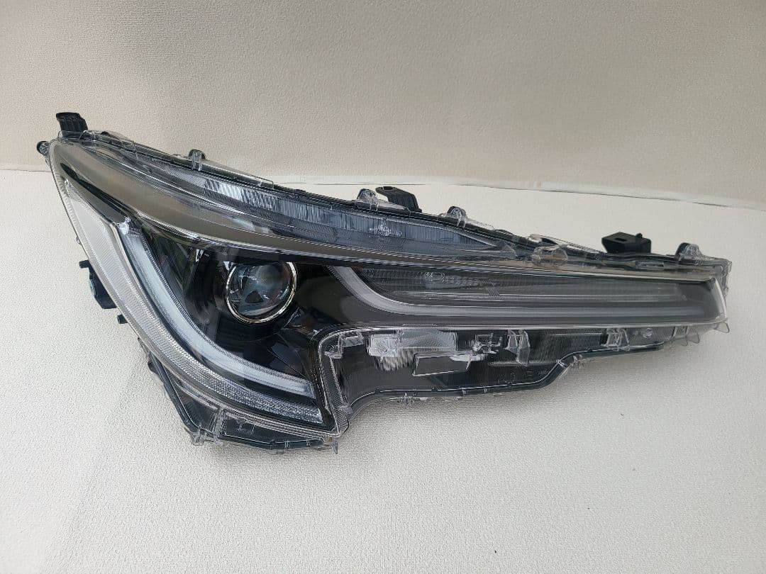 A*l様 カローラツーリング　スポーツ　右ヘッドライト