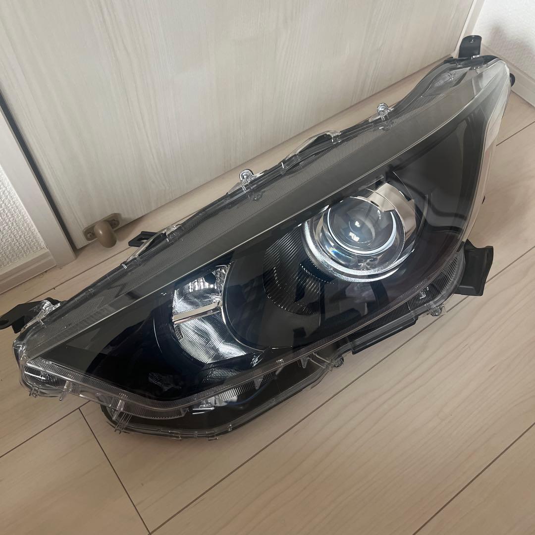 値下げします！ ヤリス　左ヘッドライト 部品品番 81170-K0010