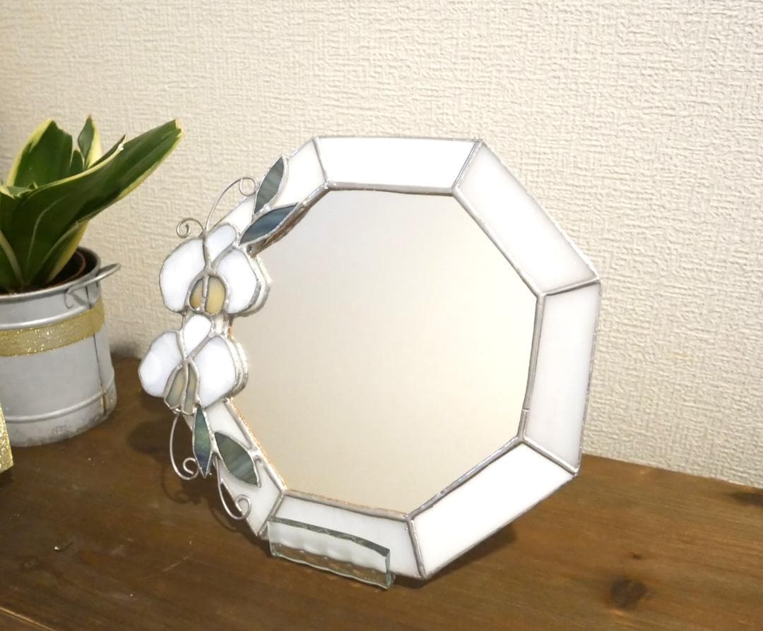 ✴︎:.。清楚な白と蘭の花のステンドグラスの八角形の鏡 　限定品♪