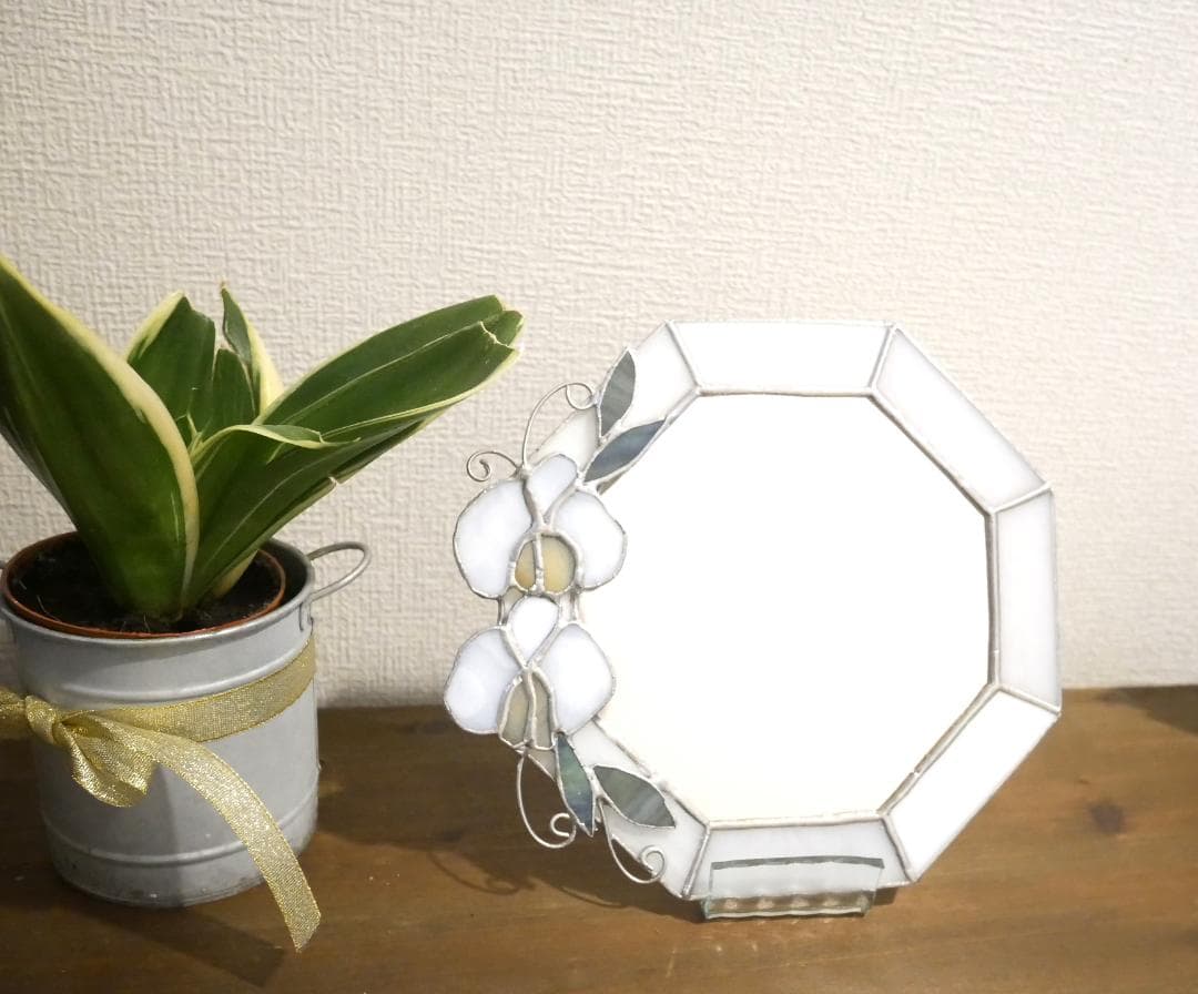 ✴︎:.。清楚な白と蘭の花のステンドグラスの八角形の鏡 　限定品♪
