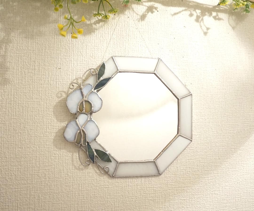 ✴︎:.。清楚な白と蘭の花のステンドグラスの八角形の鏡 　限定品♪