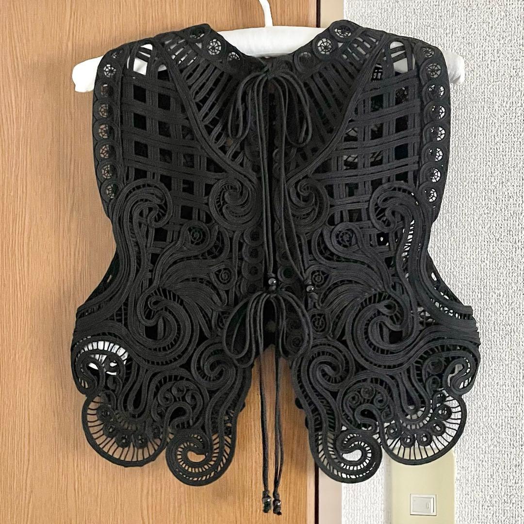 マメクロゴウチ コード刺繍 ベスト ブラック